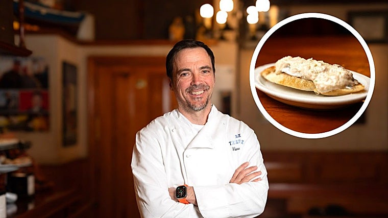 Manu Marañón, de Bar Txepetxa. Arriba uno de sus históricos pintxos de boquerón con crema de centollo