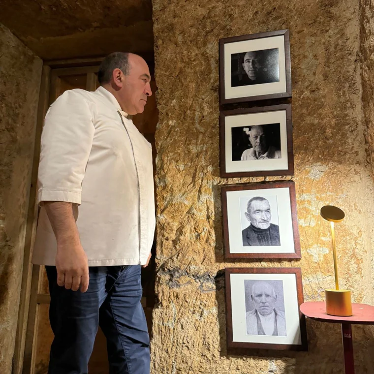 José Gordón ante el retrato de sus ancestros en la Bodega El Capricho, el mejor asador de Europa en la lista World's 101 Best Steak Restaurants