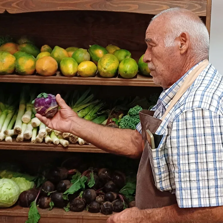 Francisco Hernández en el puesto del Mercado de las Tradiciones de La Oliva