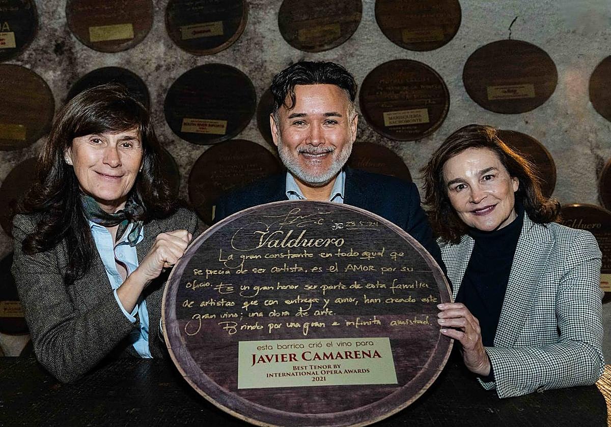 Javier Camarena, con Yolanda y Carolina García Viadero.