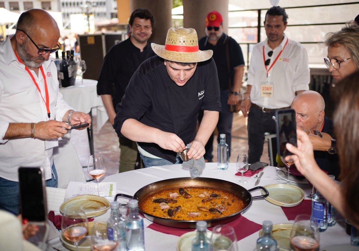 Eduardo Guerrero, chef de Adaly, presentando su arroz ganador al jurado de TastArròs 2024