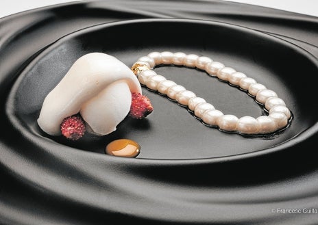 Imagen secundaria 1 - Sala de Disfrutar (Barcelona), mejor restaurante del mundo según la lista The World's 50 Best Restaurants. Abajo, dos platos presentes en su menú 'Clásicos': collar de perlas de lichis y pan chino relleno de caviar