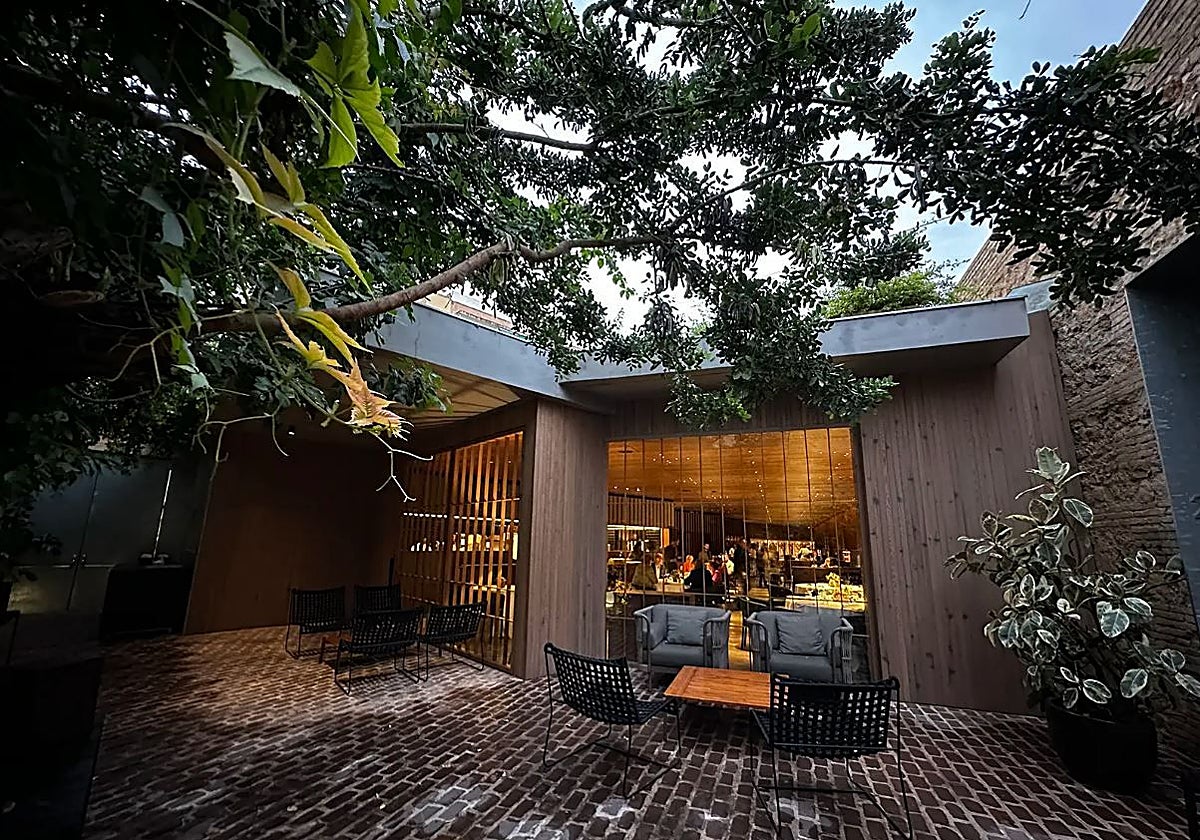 Vista de la sala de Ricard Camarena Restaurante desde el patio interior