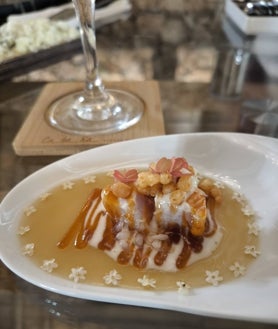 Imagen secundaria 2 - La terraza y los jardines de Cabaña Buenavista, en Murcia; su chef, Pablo González-Conejero y uno de sus platos.