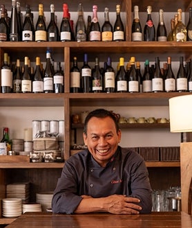 Imagen secundaria 2 - Sobre estas líneas, arriba, la sala del restaurante Es Arraïtzes. Abajo, a la izquierda, uno de los platos que sirve su chef César Mory (derecha)