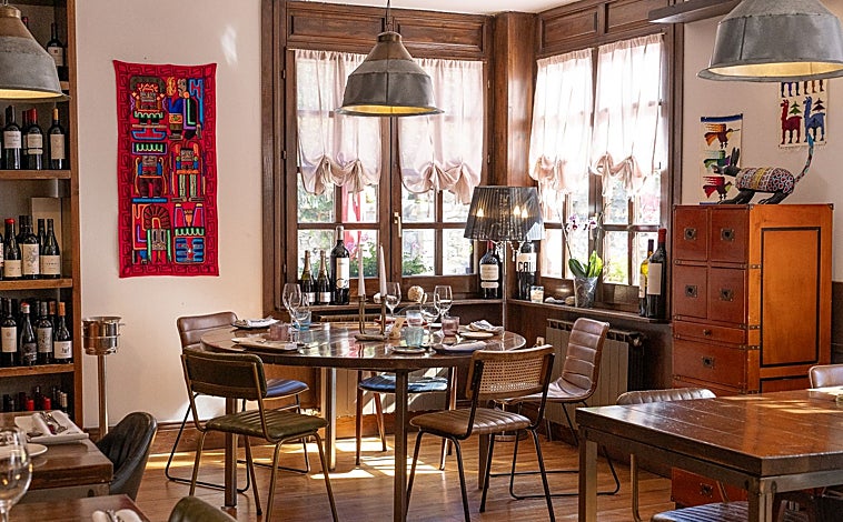 Imagen principal - Sobre estas líneas, arriba, la sala del restaurante Es Arraïtzes. Abajo, a la izquierda, uno de los platos que sirve su chef César Mory (derecha)