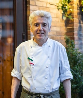 Imagen secundaria 2 - Sobre estas líneas, arriba, Josep Gregorio, chef de El Portalet. Abajo, a la izquierda, Marc Nus, de Era Coquela. A la derecha, Álex España, chef de El Ticolet