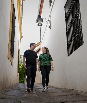 Imagen secundaria 2 - Paco Morales y Paola Gualandi, en varios puntos de la ciudad de Córdoba. Arriba, en una de las fuentes del patio de los naranjos de la mezquita de Córdoba. Abajo, a la izquierda, en el restaurante El Churrasco que suelen frecuentar en sus días libres. A la derecha, juntos caminando por una de las calles de la judería.