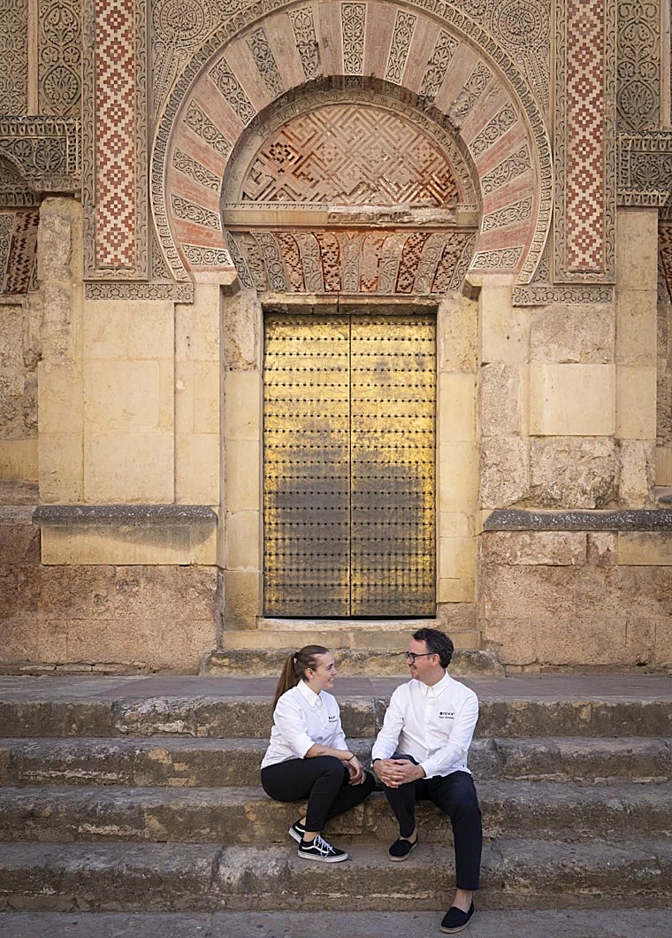 Paco Morales y Paola Gualandi posan para ABC en la mezquita de Córdoba