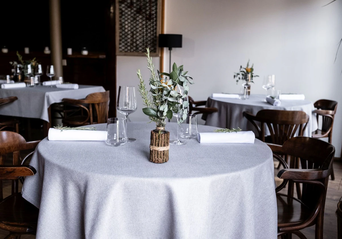 Sala del restaurante Monte, en la aldea asturiana de San Feliz (Asturias)