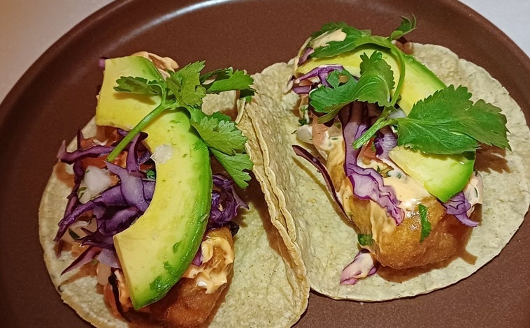 Imagen principal - Sobre estas líneas, arriba, los tacos al estilo Baja California con pescado rebozado. Debajo, a la izquierda, los panuchos yucatecos con cochinita pibil. A la derecha el postre tres leches con nata y cajeta.