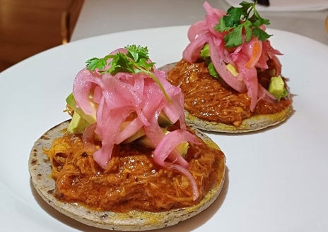 Imagen secundaria 1 - Sobre estas líneas, arriba, los tacos al estilo Baja California con pescado rebozado. Debajo, a la izquierda, los panuchos yucatecos con cochinita pibil. A la derecha el postre tres leches con nata y cajeta.