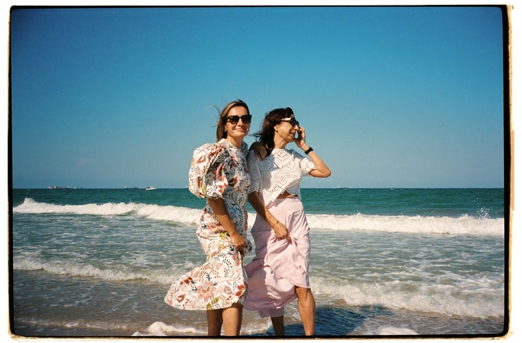 Begoña Rodrigo y su madre, Rosa Rodrigo, paseando por la orilla del mar en la playa de El Saler de Valencia