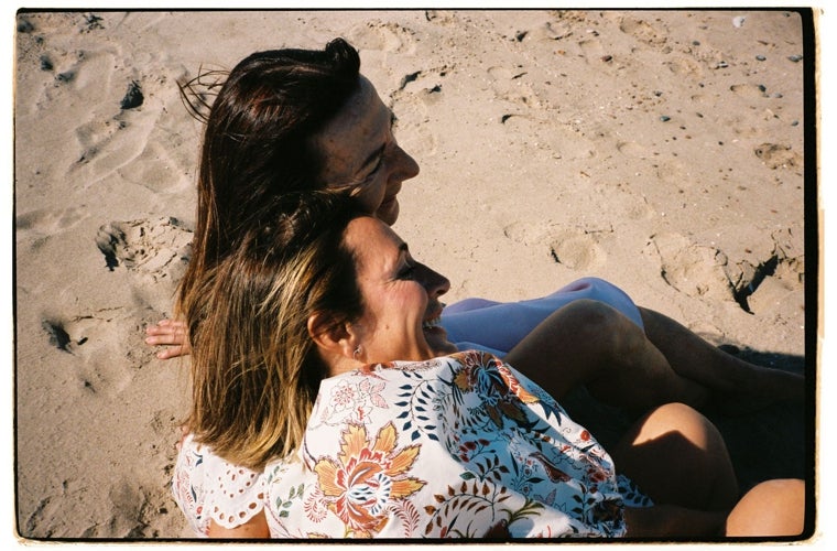 Begoña Rodrigo y su madre, Rosa Rodrigo, en las dunas de la playa de El Saler