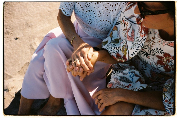 Begoña Rodrigo y Rosa Rodrigo, cogidas de la mano, en la playa de El Saler de Valencia