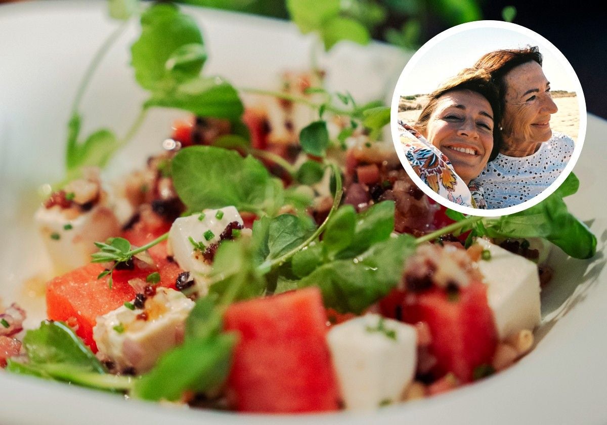 Ensalada de sandía y queso feta de Begoña Rodrigo. En la imagen, junto a su madre Rosa Rodrigo, en la playa de El Saler de Valencia