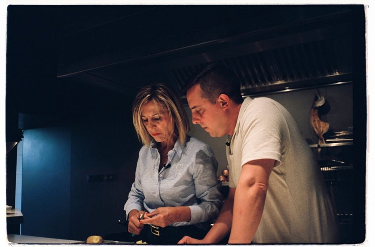 Miguel Caño y su madre cocinado juntos en la cocina de Nublo la ensaladilla que Rosa hizo durante 30 años en el bar Los Caños