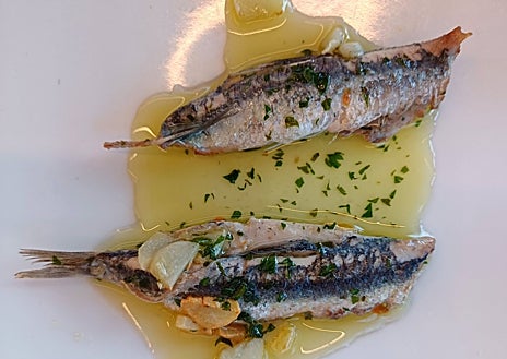 Imagen secundaria 1 - Sobre estas líneas, uno de los fueras de carta que Cata tiene este verano: sepia sucia a la plancha; Abajo, a la izquierda, boquerones a la bilbaina. A la izquieda, sus croquetas de cocido y jamón