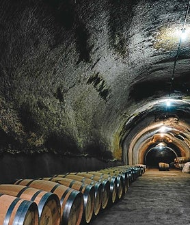 Imagen secundaria 2 - Arriba, una cata en las visitas a las bodegas. Abajo a la izquierda, el lagar del siglo XVI y a la derecha, las bodegas subterráneas de Dehesa de la Granja.
