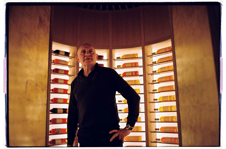 Toño Pérez, en la cava en la que guardan su colección de Château d'Yquem