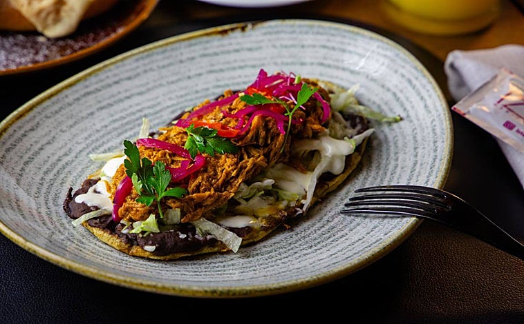 Imagen principal - Huarache de frijo, chilaquiles con arrachera y huevos motuleños de Iztac, en Madrid.