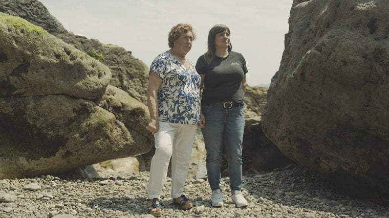 Lara y su madre juntas en la playa de Gijón