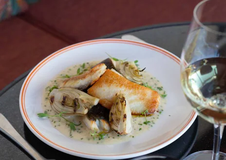 Imagen secundaria 1 - El bar del restaurante La Braserí, de Madrid. Su plato de rodaballo y la carne de ternera con foie.