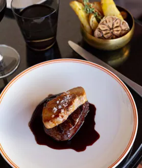 Imagen secundaria 2 - El bar del restaurante La Braserí, de Madrid. Su plato de rodaballo y la carne de ternera con foie.