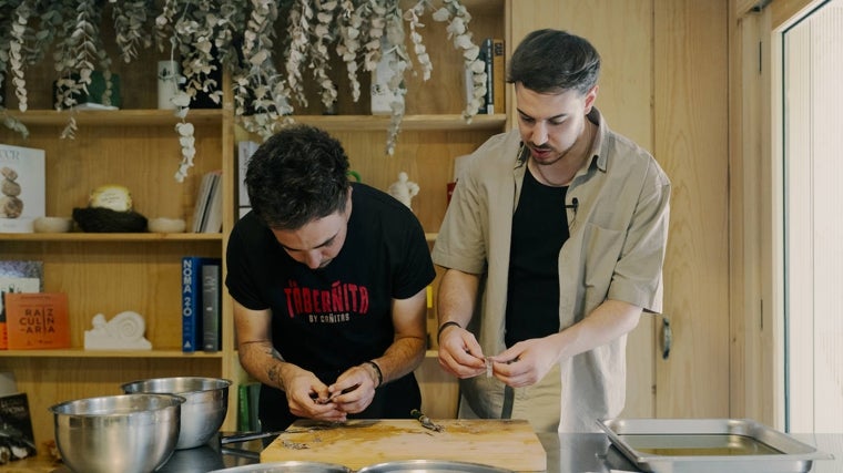 Javier Sanz y Juan Sahuquillo cocinando
