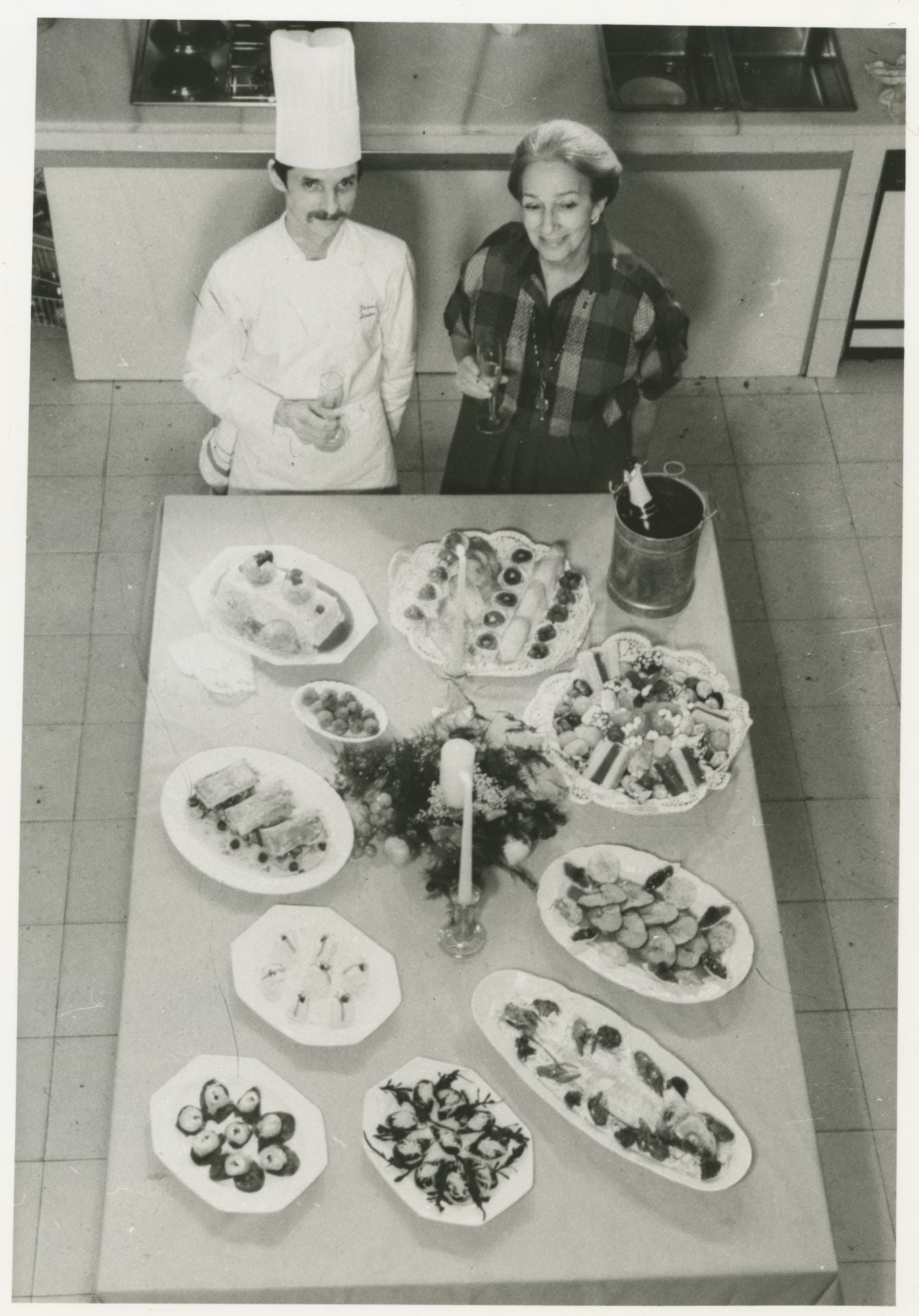 Madrid, diciembre de 1984. Una vista de conjunto del menú de Navidad, con la directora de la Escuela Juan de Altimiras, Clara María González de Amezúa, y el «chef» de excepción que ha preparado estas recetas originales y exquisitas.