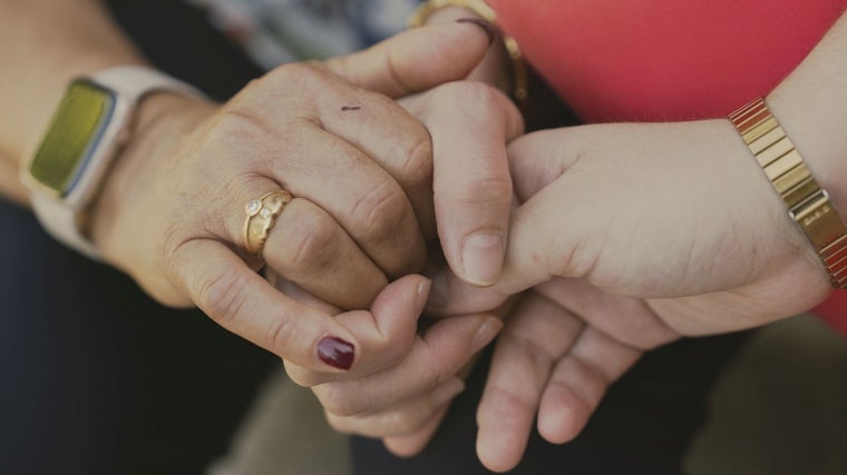 Las manos aferradas de la pastelera Montsé Abella, las de su madre y las de su hija. Tres generaciones unidas por la pasión y el sentido del trabajo