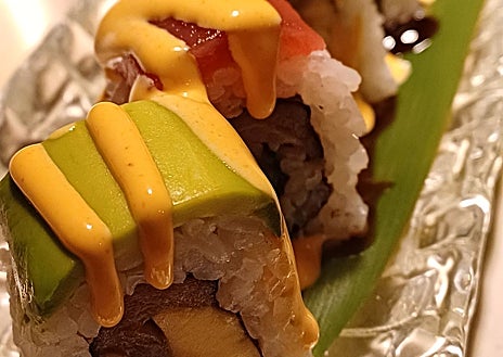 Imagen secundaria 1 - Sobre estas líneas, arriba, los baos artesanos de atún rojo salvaje y de secreto ibérico. Abajo, a la izquierda, los maki de atún picante. A la derecha, las gyozas.