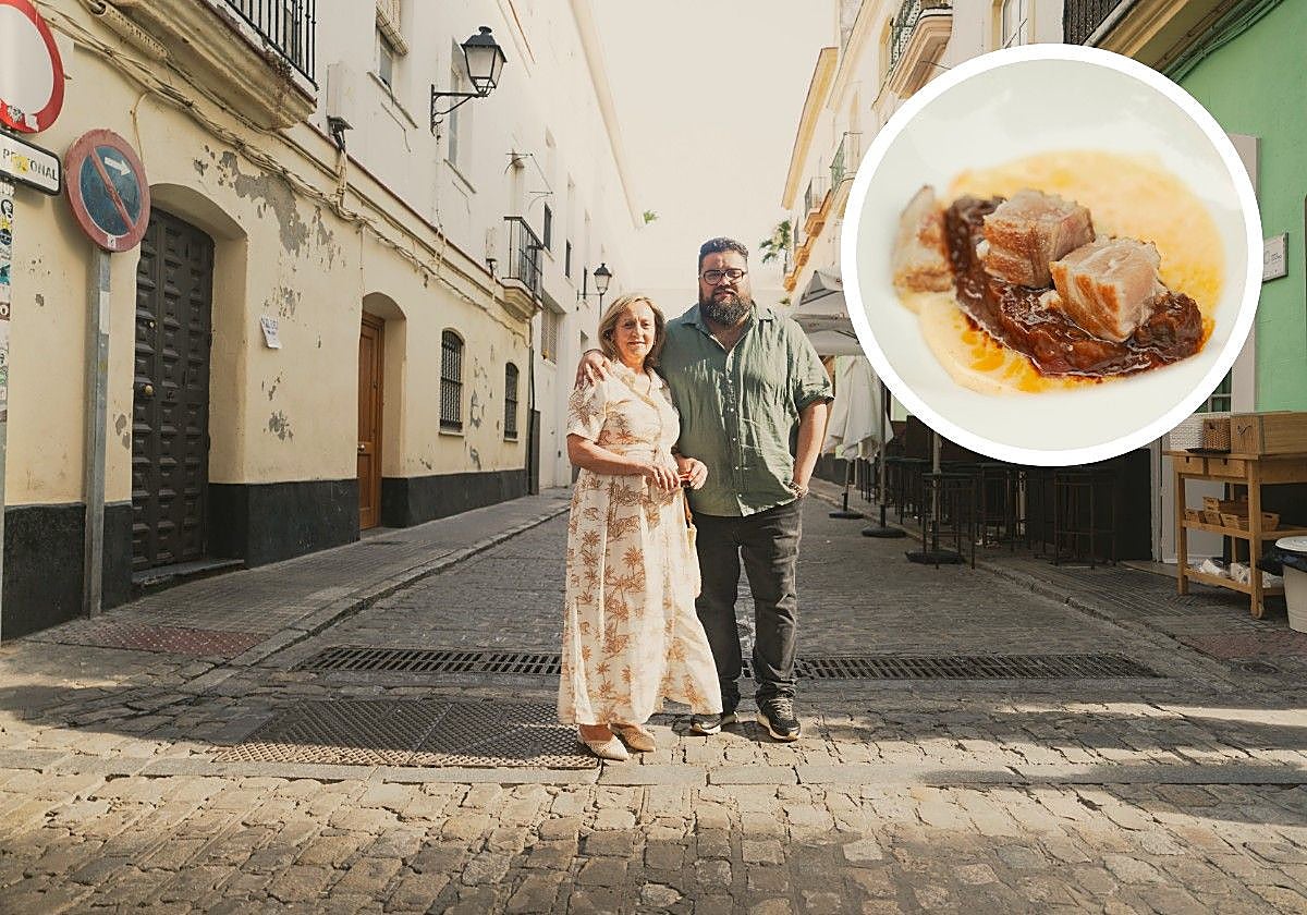 El chef Juan Viu y su madre, la pastelera Pepi Martínez, en la calle Virgen de las Penas de Cádiz, frente a la centenaria taberna Las Banderas