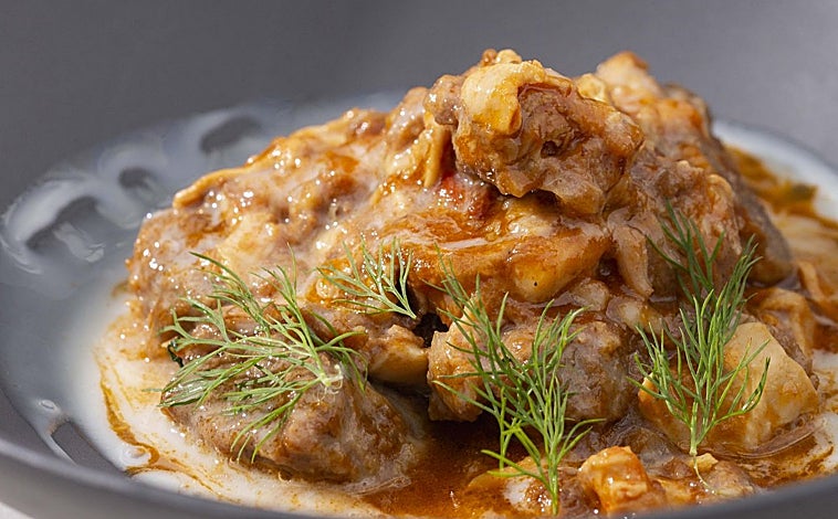 Imagen principal - Sobre estas líneas, algunos de los platos de Javier Abascal en Lalola, Sevilla. Todos ellos con el cerdo ibérico como protagonista