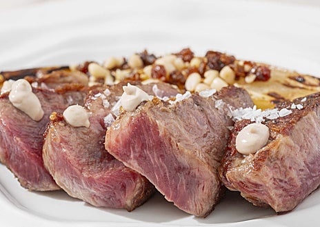 Imagen secundaria 1 - Sobre estas líneas, algunos de los platos de Javier Abascal en Lalola, Sevilla. Todos ellos con el cerdo ibérico como protagonista