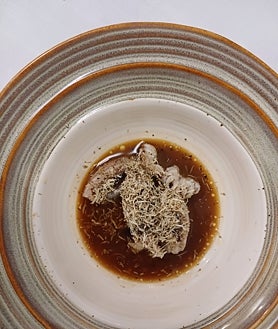 Imagen secundaria 2 - Sobre estas líneas, la célebre chuleta de Askua. Abajo, dos de los fuera de carta con los que el chef David Vázquez quiere ampliar el horizonte culinario de su restaurante. Unos tomates sobre una emulsión de escabeche de pollo y unos sepionets con consomé oscuro y trufa de verano