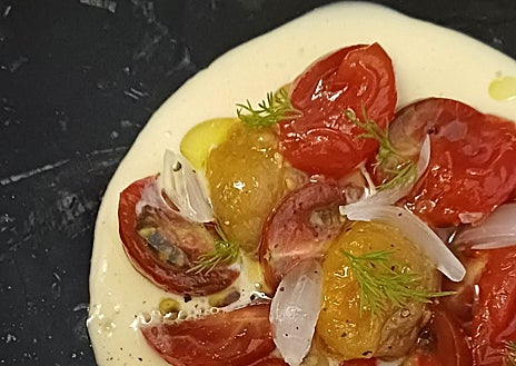 Imagen secundaria 1 - Sobre estas líneas, la célebre chuleta de Askua. Abajo, dos de los fuera de carta con los que el chef David Vázquez quiere ampliar el horizonte culinario de su restaurante. Unos tomates sobre una emulsión de escabeche de pollo y unos sepionets con consomé oscuro y trufa de verano