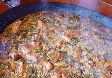 La encuesta que desafía a los puristas de la paella: con tenedor, pan y acompañada de croquetas