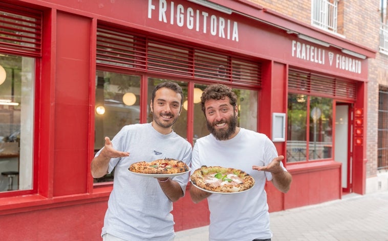 Imagen principal - Los hermano Figurato delante de su nuevo local; su pizza frita en homenaje a Maradona y la llamada 'bufalina a filetto'.