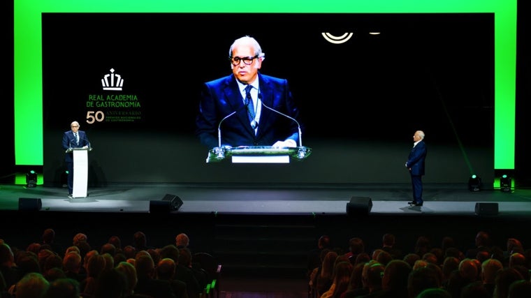 Luis Suárez de Lezo, presidente de la Real Academia de Gastronomía durante la gala celebrada el pasado lunes 30 de septiembre en el Teatro Real de Madrid para celebrar el 50 aniversario de los premios Nacionales de Gastronomía