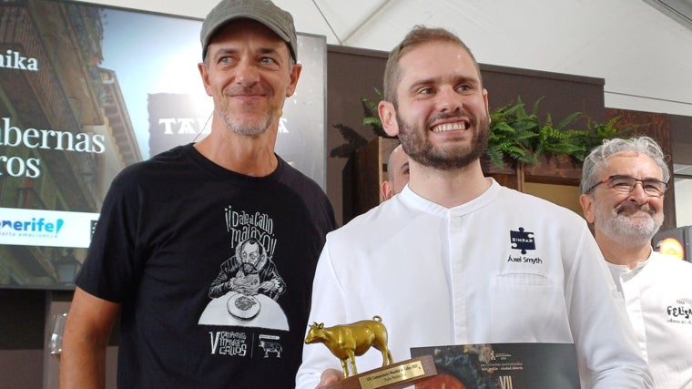 El ganador del concurso mundial de callos, Axel Smyth, del restaurante Simpar de Santiago de Compostela, junto con el creador del certamen, el chef asturiano Áxel Smyth