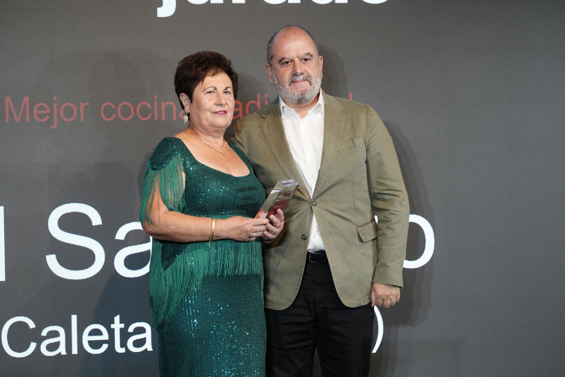 Purificación Molina, del restaurante El Saladero (Caleta de Vélez, Málaga), ganadora del premio del jurado a la mejor cocina tradicional, junto a Benjamín Lana, director general de Gastronomía de Vocento