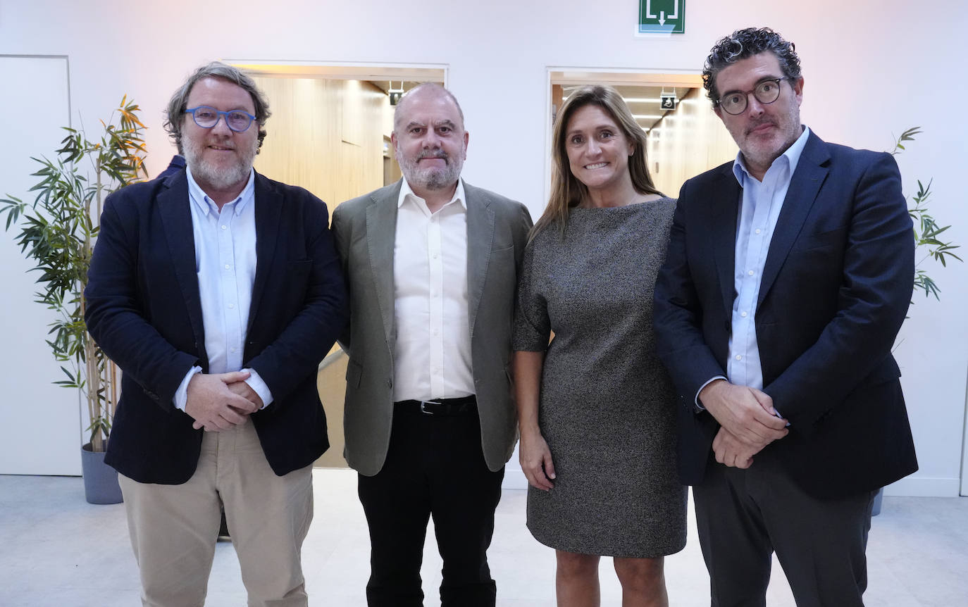 De izq. a dcha., Félix Rivadulla, director de Comunicación de Vocento Gastronomía; Benjamín Lana, director general de la división de Gastronomía de Vocento; Ana Delgado, directora general de ABC; y Julián Quirós, director de ABC.