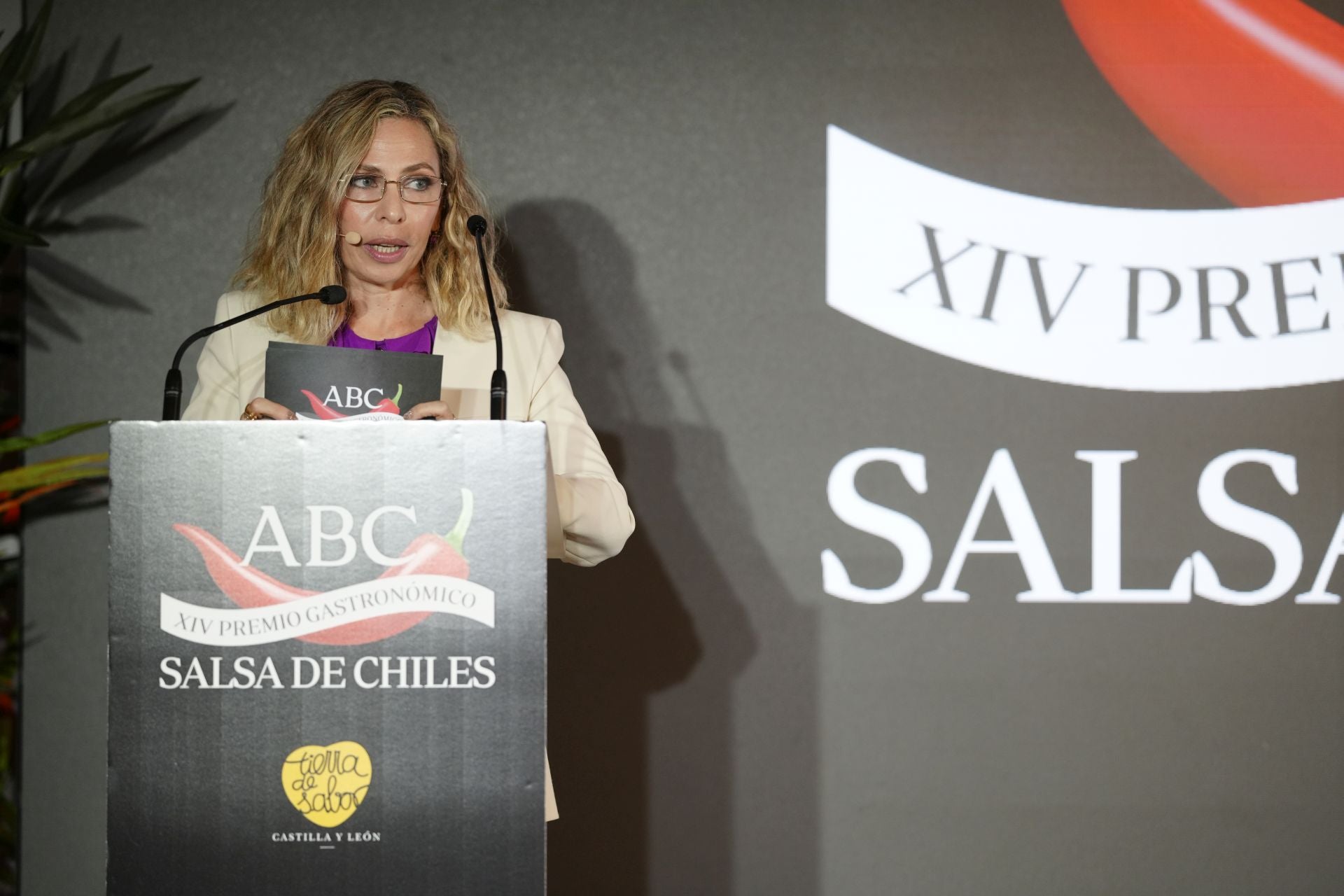 La responsable del área de Estilo y Gastronomía de ABC, Laura Pintos, durante la gala de entrega de los Premios Salsa de Chiles, en la sede de Vocento.