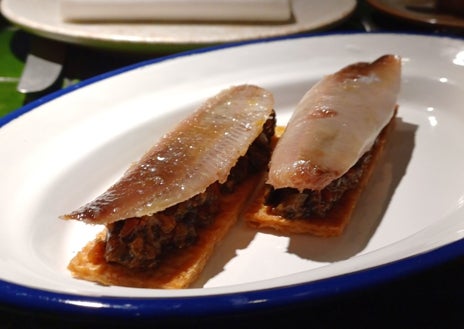 Imagen secundaria 1 - Sobre estas líneas, mejillones en escabeche caseros con patatas fritas al momento. Abajo, a la izquierda, sardinas ahumadas sobre tosta de caponata; a la derecha, boletus con yema de huevo.