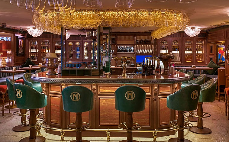 Imagen principal - Las dos barras del Bar Manero del centro de Madrid, y su sala de karaoke.