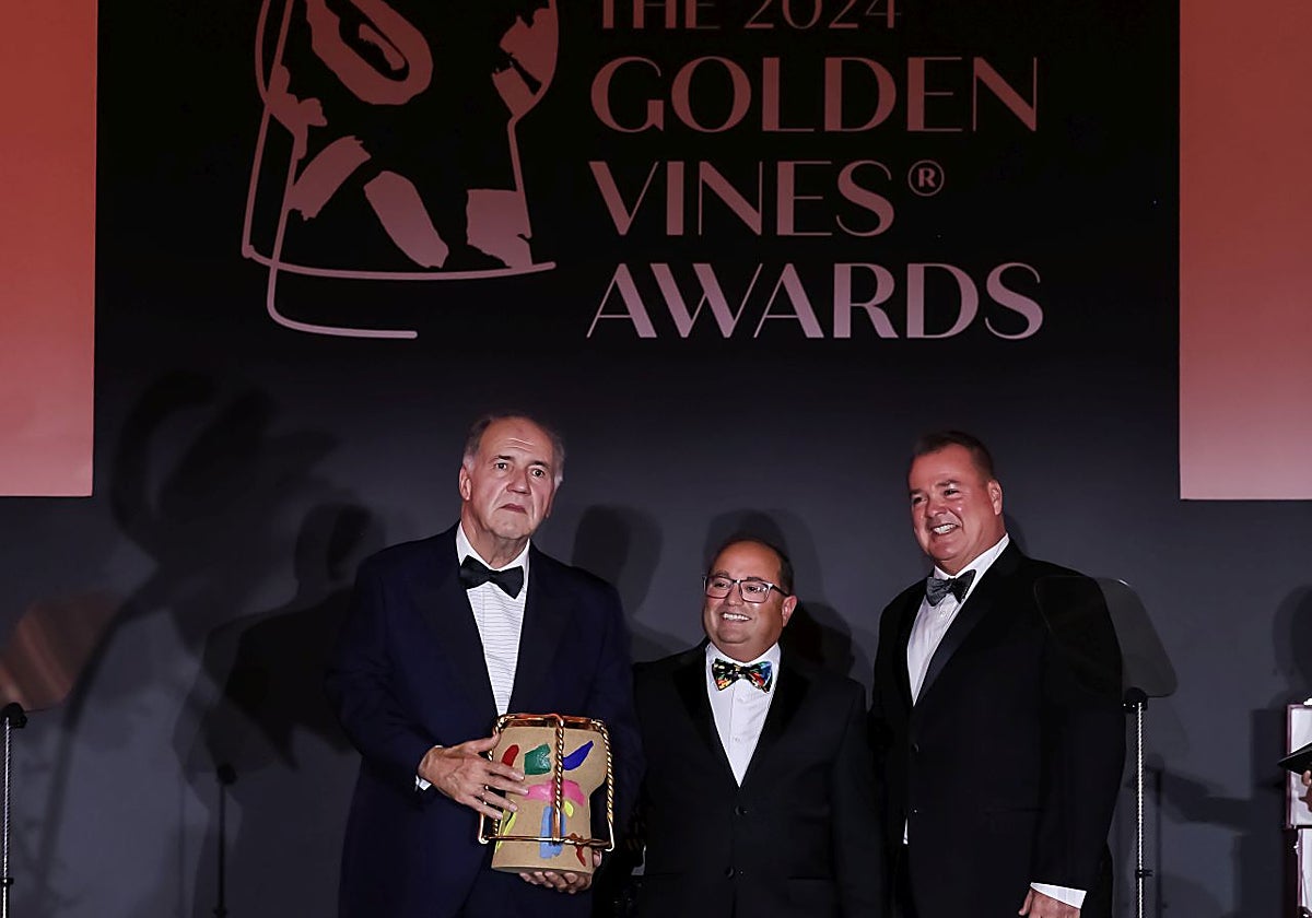 Pablo Álvarez, de Vega Sicilia, recibiendo el premio World's Best Award de The Golden Vines 2024. En la foto, con Mike DeSimone y Jeff Jensenn, de Wine Writers
