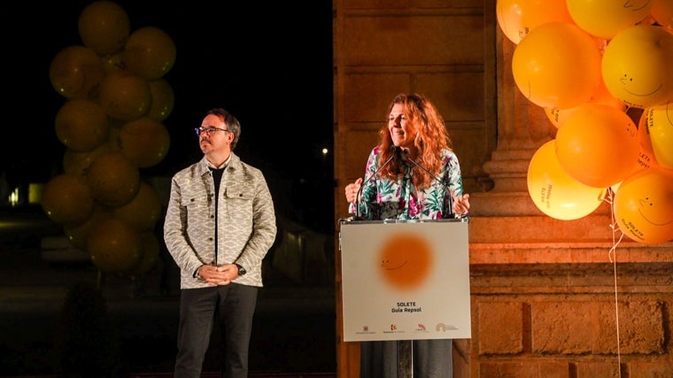 María Ritter, directora de la Guía Repsol, y el cocinero Paco Morales, anfitrión en su Córdoba natal durante la presentación de los nuevos Soletes de 2024