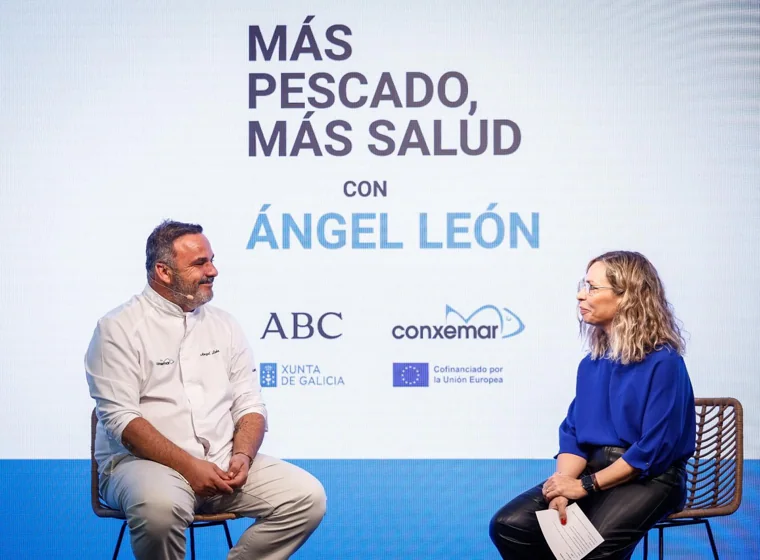 Ángel León durante su coloquio, junto a Laura Pintos, jefa de Estilo y Gastronomía de ABC, en el encuentro 'Más pescado, más salud' organizado por este diario con Conxemar