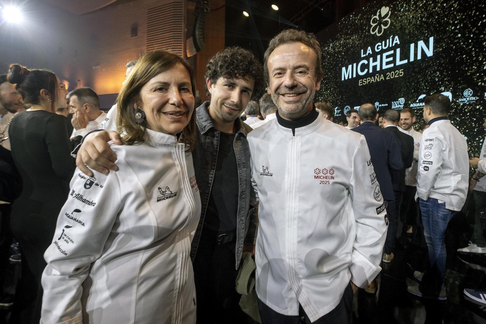 Nacho y Esther Manzano junto a su sobrino Jesús (c), del Restaurante Casa Marcial de Arriondas, Asturias, es el único restaurante que ha conseguido este martes las tres estrellas de la Guía Michelín